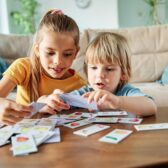 Portret,Of,Brother,And,Sister,Having,Fun,Together,Playing,Board